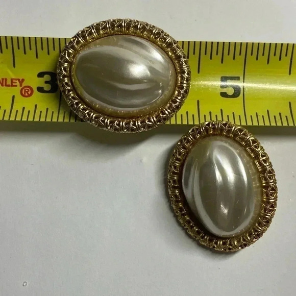 SARAH COVENTRY “PEARL” AND GOLD CLIP ON EARRINGS. VINTAGE - Picture 5 of 6